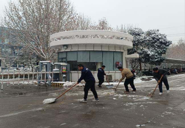 掃雪除冰我先行，冰雪更映黨旗紅